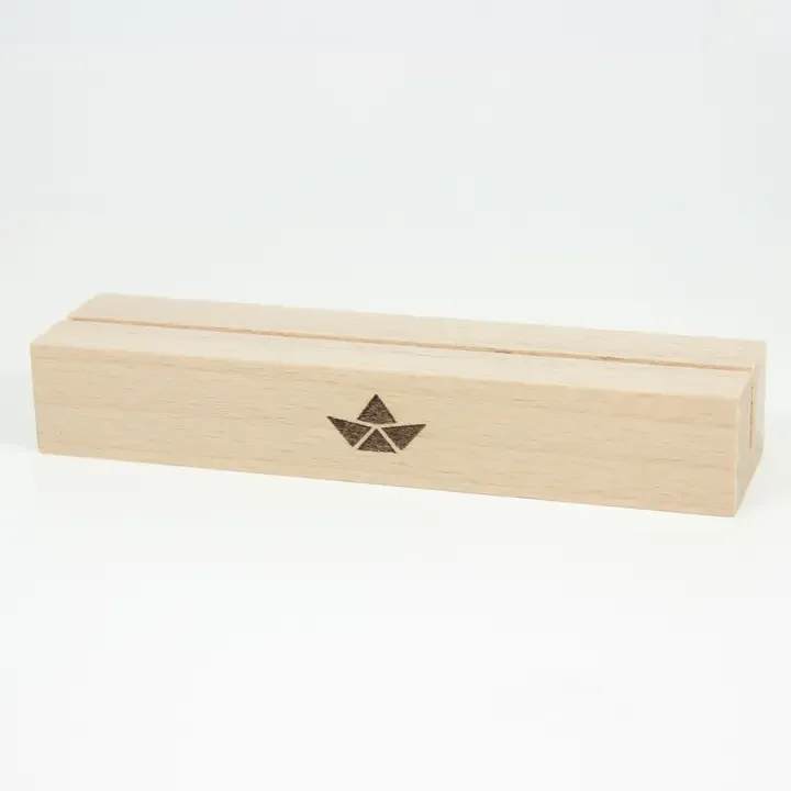 Kartenständer aus Buchenholz – Motiv „Papierschiffchen“, 12 × 3 × 2 cm